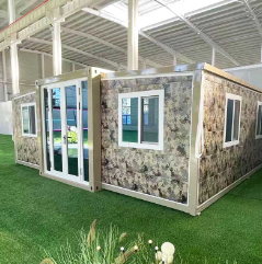 A Chinese guy shows off the accommodation conditions in Qatar, and the container houses are all 